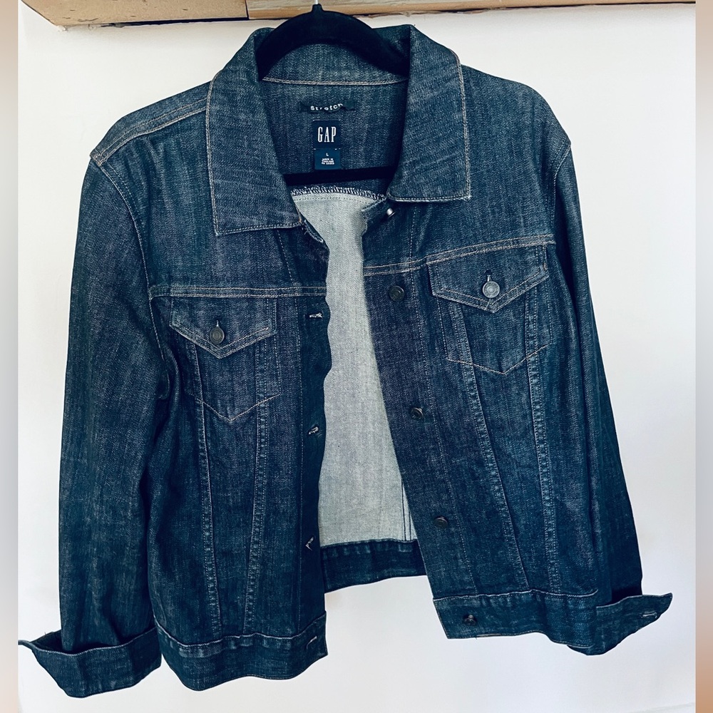 ⭐️Price drop!⭐️ GAP classic denim jacket with stretch (dark wash) (L)
